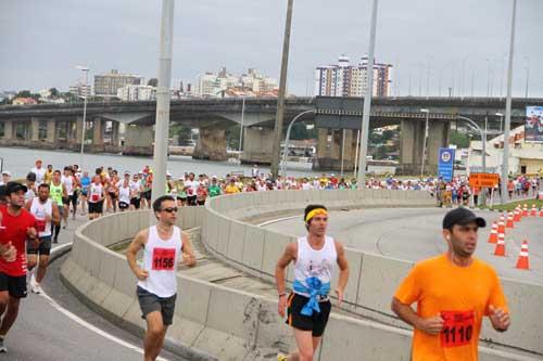 Corredores que ainda não confirmaram presença na Meia Maratona Internacional de Florianópolis têm até terça-feira, dia 20 de Março, para realizar a inscrição na prova   / Foto: Emanuel Galafassi